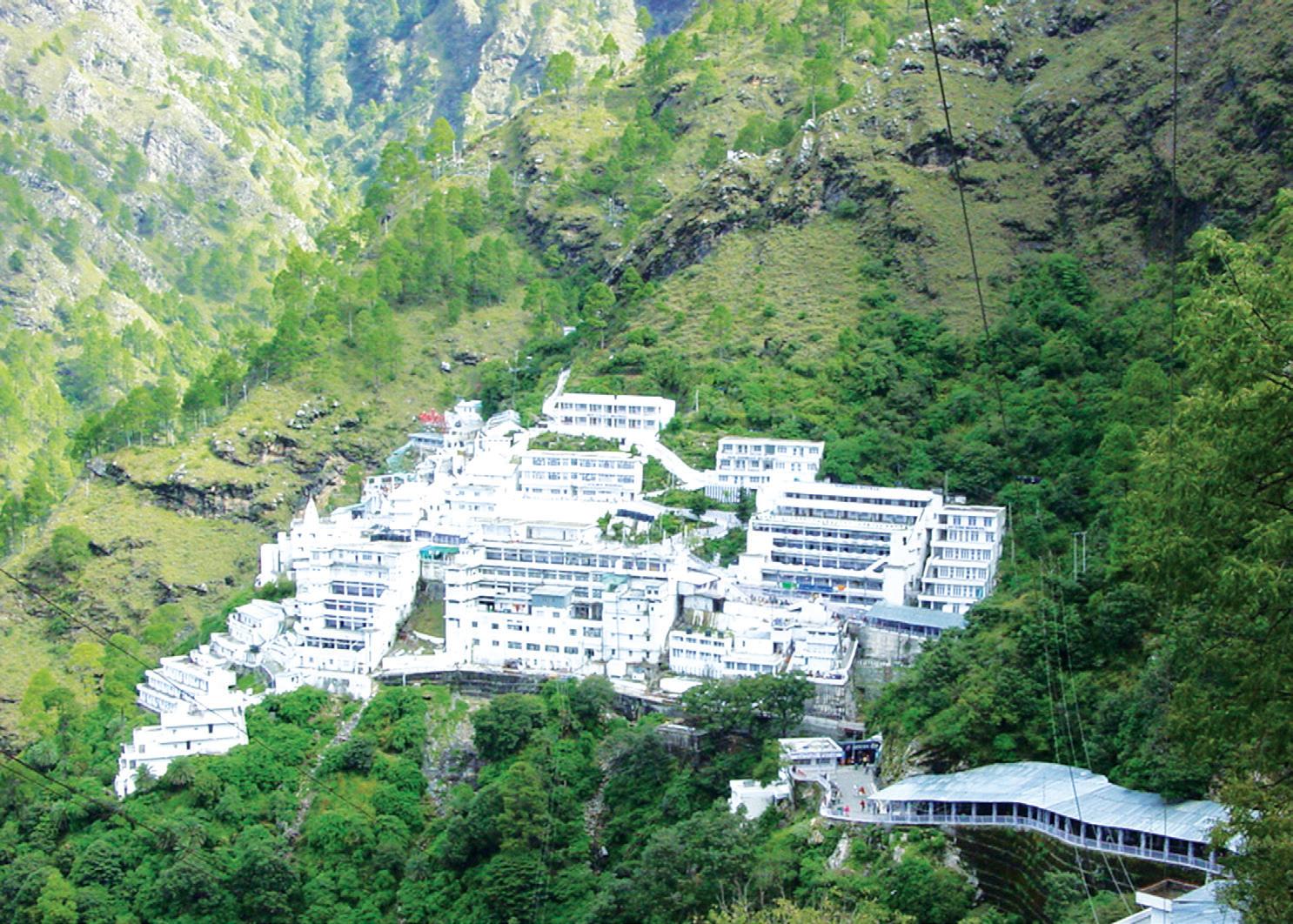 त्रिकुट पर्वत की गुफाओं में करें मां के दर्शन